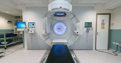 W 2023 r. promieniami leczona była rekordowa liczba pacjentów - wynika z raportu radioterapii