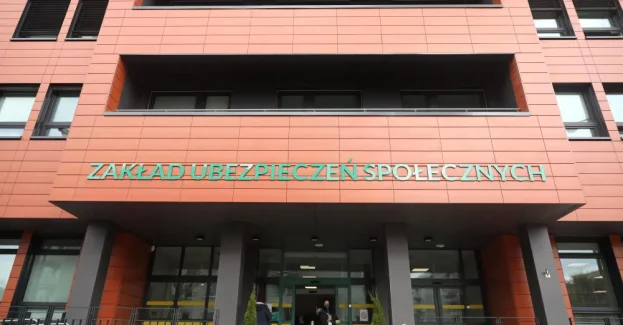 Najzamożniejszy polski emeryt otrzymuje 54 tys. 72 zł miesięcznie i mieszka w województwie śląskim. Także drugą co do wysokości emeryturę – 53,5 tys. zł – otrzymuje Ślązak. Podium zamyka osoba z woj. mazowieckiego, która co miesiąc dostaje 45,3 tys. zł – poinformował Zakład Ubezpieczeń Społecznych.